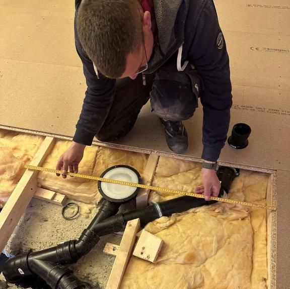 Ansatte måler lengde på rør